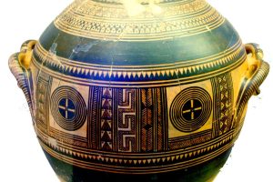 1015_-_Keramikos_Museum,_Athens_-_Cinerary_urn_amphora, 9th century_BC_-_Photo_by_Giovanni_Dall_Orto,_N (1)