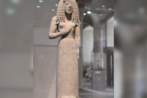 The Lady of Auxerre (c. 640–630 BCE) exemplifies the Daedalic style with her rigid posture, stylized hair, and geometric features

Credit - Wikimedia